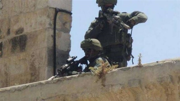 قناصة الاحتلال تعتلي سطح المسجد الأقصى واستمرار الاشتباكات  