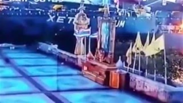 ​بالفيديو.. إصتدام سفينة شحن عملاقة بممر في «تايلاند»