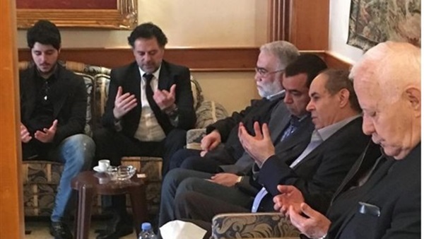 بالصورة.. راغب علامة يتلو القرأن على روح والدته