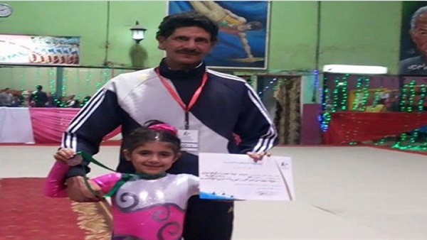 والد "طفلة الديدان" يطلب مقابلة وزير الصحة  