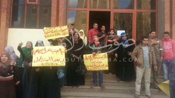 بالصور.. إضراب العاملين بمصنع تغذية المدارس بالقناطر الخيرية