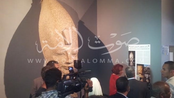 بالصور.. وزير الاثار ينصب تمثال «امنحوتب» بالاقصر