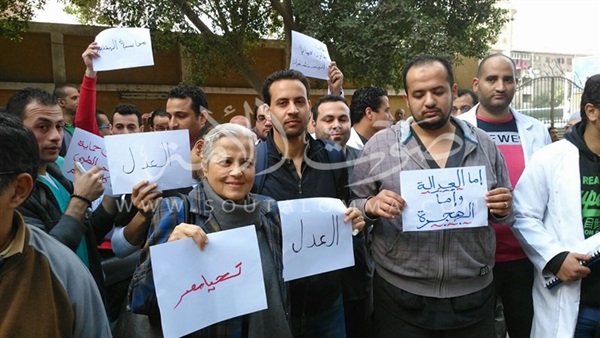 بالصور.. وقفات احتجاجية للأطباء بالمحافظات واستمرار العمل بالمستشفيات