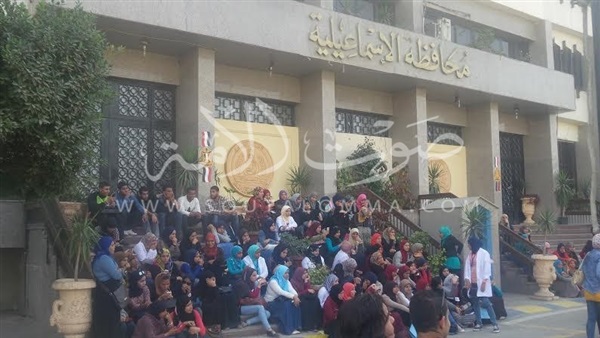 بالصور.. طالبات فني تمريض الإسماعيلية يصعدون وقفتهم الاحتجاجية