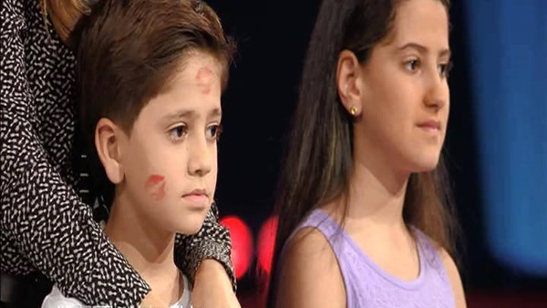 بالصورة.. «نانسى» تغمر الحلبى بالقبلات على المسرح
