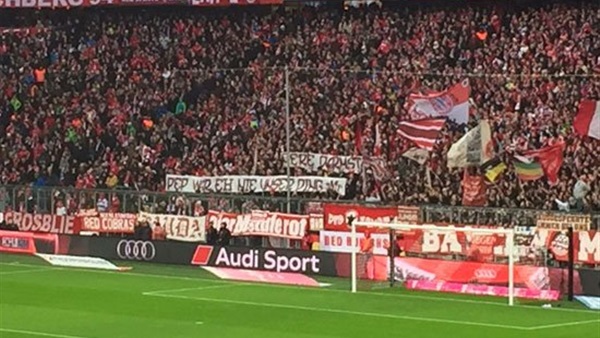 بالصورة.. جمهور بايرن يبدأ الهجوم على «جوارديولا»