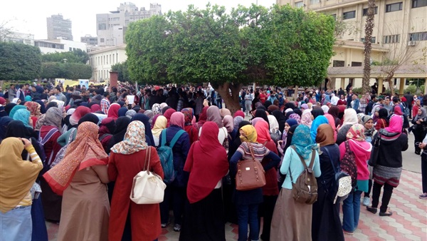 بالصور.. بدء الوقفة الاحتجاجية لطبيبات "طب القاهرة" تنديدا بقرار نصار