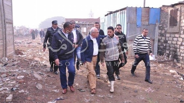 بالصور.. محافظ بورسعيد يتفقد عزبة «أبو عوف» لإنهاء العشوائيات 