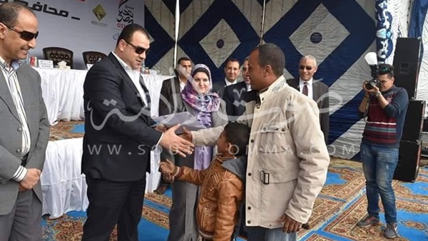 بالصور.. توزيع 100 تاكسي على الفائزين بالقرعة فى الفيوم 