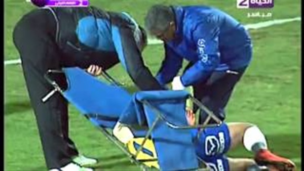 «بالفيديو»..سقوط لاعب الاسماعيلي في لقطة طريفة