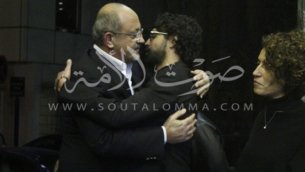 بالصور.. أحمد بهجت يظهر فى عزاء علاء الديب