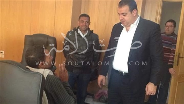 محافظ الفيوم يمنح «كُشك» ومساعدات مادية لأسرة بسيطة