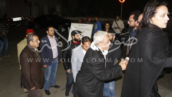 بالصور: وصول يحيي قلاش لعزاء علاء الديب