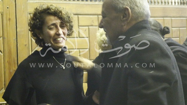 بالصور: دموع أبنة علاء الديب بساحة مسجد عمر مكرم 
