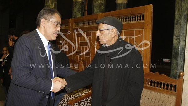 وحيد حامد وضياء رشوان يقدمان العزاء لأسرة الديب