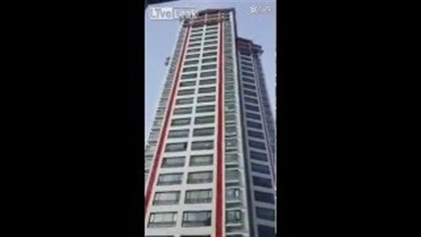بالفيديو.. رجل يقفز من الدور الـ 25 وينجي