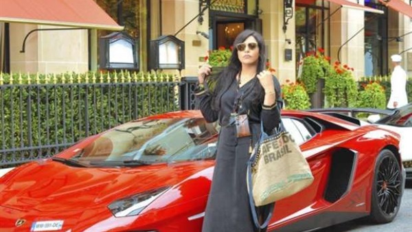 بالصور.. أحلام تتسوق في باريس من أجل «الملكة»