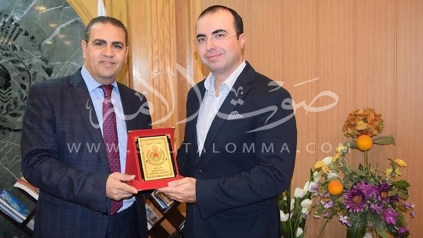 جامعة المنصورة تكرم دكتور حصل على جائزة بأمريكا