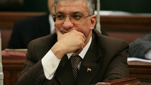  وزير التنمية المحلية يصل عزاء «هيكل» 