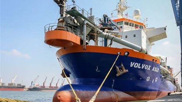 بالصور..ميناء دمياط يستقبل الكراكة  ( VOLVOX ASIA) لتعميق الممر الملاحي 