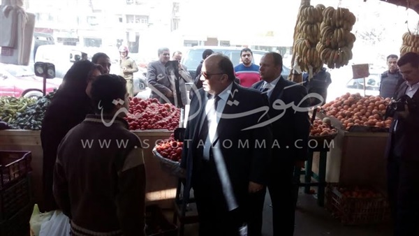 بالصور.. محافظ الدقهلية في جولة مفاجئة لمنافذ بيع السلع الغذائية
