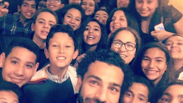 صلاح ينشر صورة له مع «الجماهير المصرية» في روما