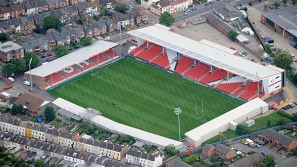 طلبوا الاستغاثة.. لكنه فضل مشاهدة المباراة