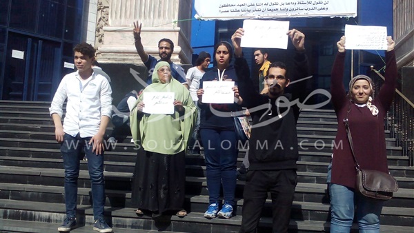 بالصور.. وقفة إحتجاجية أمام نقابة الصحفيين بعنوان «حاتم لازم يتحاكم»