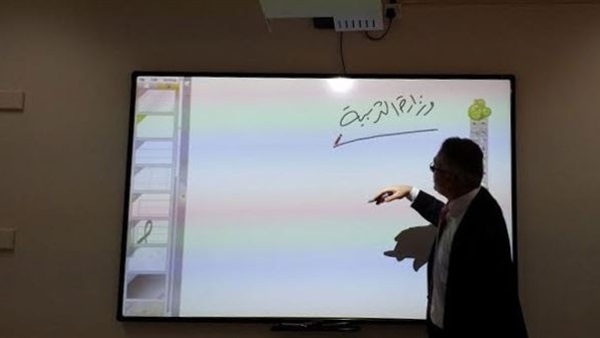 «التعليم» توفر السبورات التفاعلية في جميع المراحل التعليمية