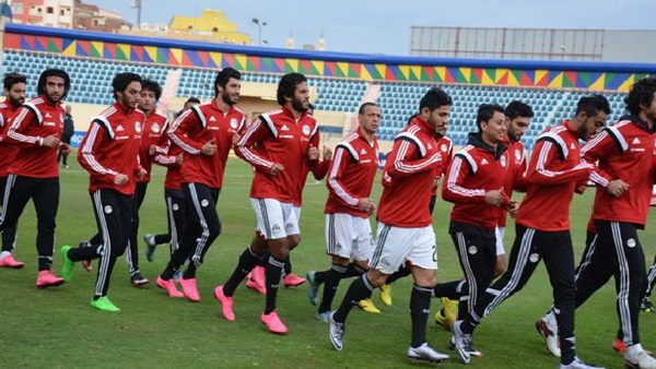 الأهلي يطعم لاعبيه ضد الكوليرا