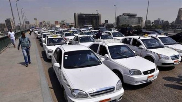 سائقو التأكسي الأبيض يقطعون الطريق للمرة الثانية أمام مجلس الدولة