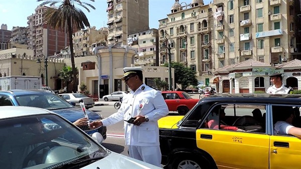 بالصور.. شرطة الإسكندرية تهدي  المواطنين ورودًا بمناسبة العيد 