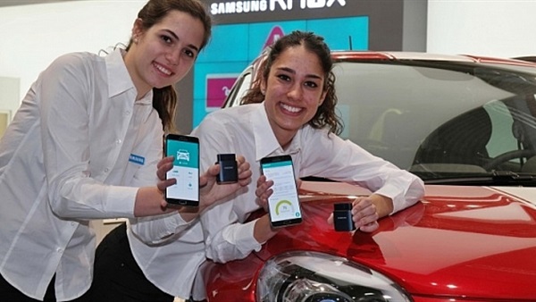 سامسونغ تطلق جهازاً يحول أي سيارة عادية إلى ذكية