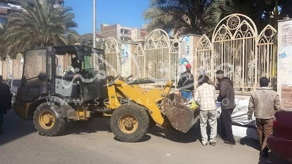  بالصور.. نقل الباعة الجائلين ببورسعيد إلى أرض«الصوامع»