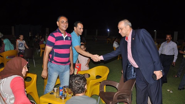 بالصور.. محافظ الوادي الجديد يشارك  الأهالي فرحتهم بعيد الاضحى 