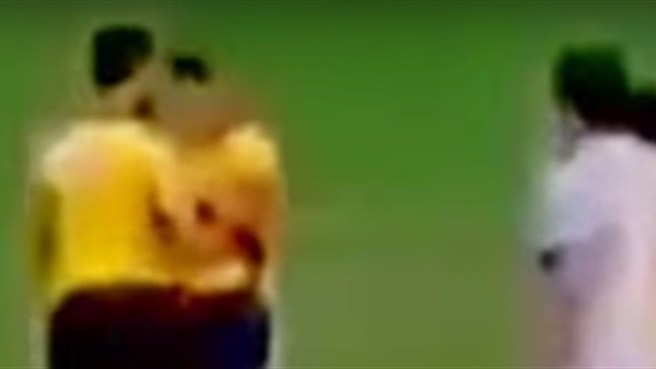 بالفيديو.. حكم غاضب يشهر مسدسًا بعد بطاقة حمراء  