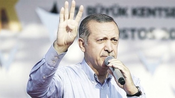 أردوغان ينتقد ضربات بوتين لسوريا برفع علامة رابعة 