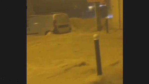 بالفيديو .. مصرع 13 شخصًا جراء فيضانات فى فرنسا 