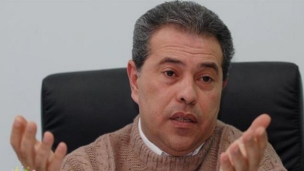 5 أزمات أثارت الجدل حول «عكاشة» أبرزها «ضربه بالجزمة».. فتح منزله لـ«السفير الإسرائيلي».. الشعب يتهمه بـ«الأخونة» بعد هجومه على «السيسي».. وتطاوله على «عبدالناصر» يهدد عضويته بالبرلمان