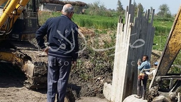 بالصور.. «برجل» يتابع أعمال تنفيذ تغطية المصارف في«الحسينية»