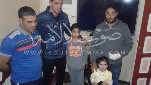 بالصور.. دموع الفرحة تزين أوجه «الشرفاء» و«الوهابية» بعد عودة الصيادين.. قراصنة إيرانيون هاجموا المركب في مياه الكويت.. والقبض على أحد القراصنة وتسليمه للسلطات.. وأهالي يحتفلون بالمصريين الأبطال