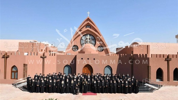 بالصور.. البابا تواضروس يتوسط المجمع المقدس بدير الأنبا بيشوي