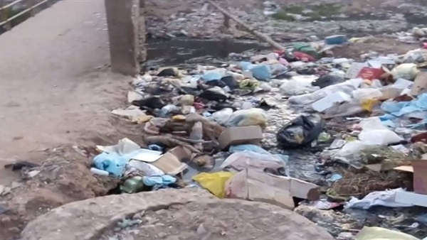 بالصور..أهالي أسوان يشتكون من  تراكم أكوام القمامة 