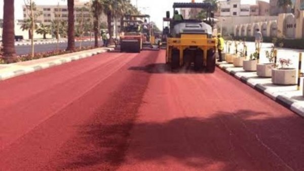 «أسفلت أحمر» في شوارع الدمام لأول مرة في السعودية