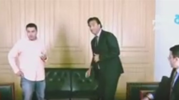 بالفيديو.. عمرو أديب يذيع أولى لقطات وصول ميدو للاستوديو