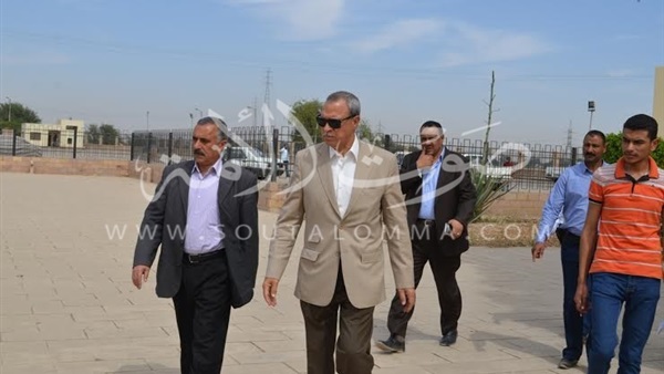 بالصور.. محافظ قنا يتفقد أعمال إزالة نبات العاقول بمعبد دندرة