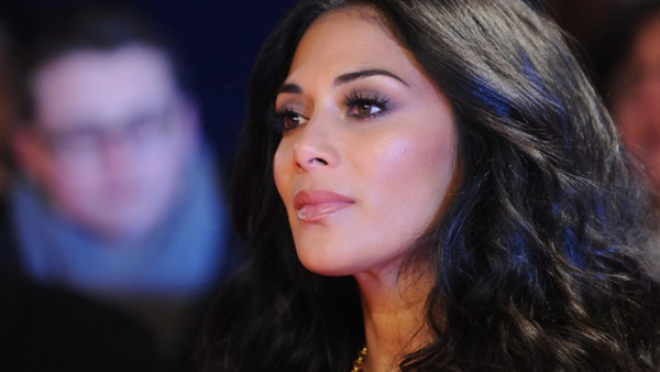 نيكول شيرزينغر بالبيكيني على حمام السباحة