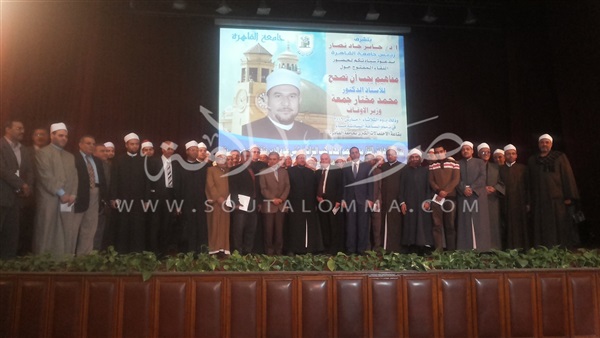 بالصور.. جابر نصار يهدي وزير الأوقاف درع جامعة القاهرة