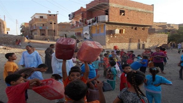 بالصور..أهالي أسوان يدشنون حملة  «عاوزين ميه» بسبب انقطاع المياه 