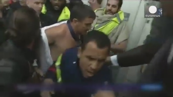 بالفيديو.. موظفون يعتدون على مدراء الخطوط الجوية الفرنسية   